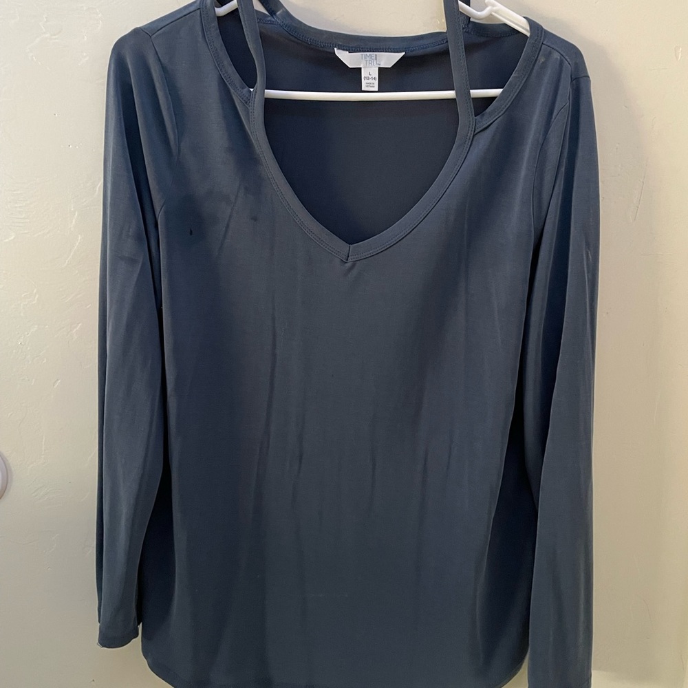 Long sleeves with showy shoulders.